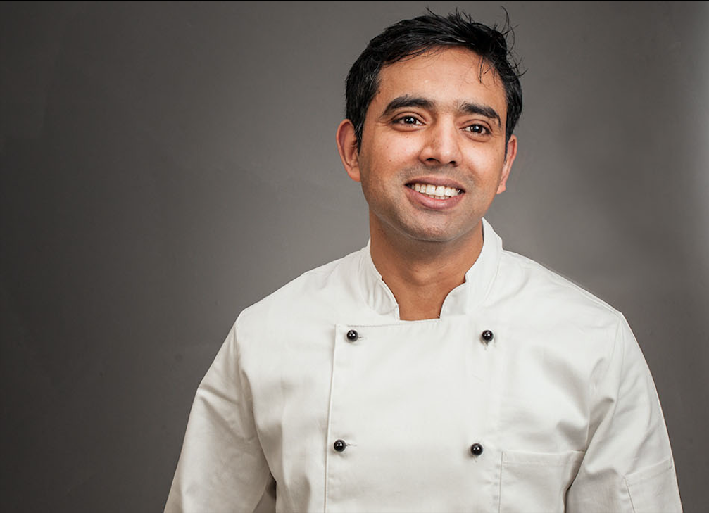 Bertto's Pizzamacherei Inhaber mit einem Lächeln im Gesicht.